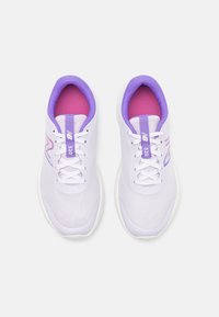 New Balance 520V8 UNISEX - Silniční běžecké boty - lilac
