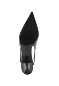 Scarpa nera con punta a stiletto vista dalla suola, con tacco sottile e cinturino alla caviglia.