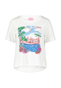 Hvid kortærmet t-shirt med et farverigt grafik af en strandscene, der viser palmer, vand og blomster. Inkluderet er teksten "OCEAN view".