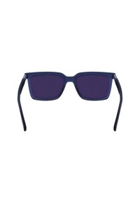 Okulari w kwadratowej ramie z ciemnofioletowymi soczewkami i matową granatową plastikową oprawką. Posiada smukłe czarne ramiona, co podkreśla minimalistyczny styl.