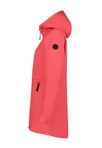 Chaqueta rosa con capucha de textura suave, que cuenta con un bolsillo con cremallera y un parche de logo circular en el hombro. Se muestra vista lateral.