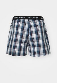 Karierte Baumwoll-Boxershorts in einer Mischung aus Blau, Weiß und Rot, mit einem elastischen schwarzen Bund, der mit "JACK & JONES" beschriftet ist.