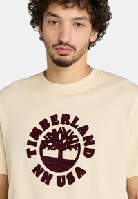 Timberland HOLIDAY FRONT GRAPHIC SHORT SLEEVE - Camiseta estampada - natural