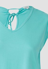 Lichtblauw t-shirt van zacht katoen, met een v-hals en een strikdetail op de rug, korte mouwen, een gladde textuur en zonder zichtbare patronen.