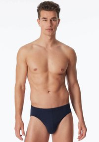 Dunkelmarinefarbene Herrenunterhose aus einem weichen Stoff, mit nahtlosem Design, elastischem Bund und klassischem Schnitt. Keine sichtbaren Muster oder Akzente.