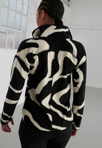 Next REGULAR FIT czarny