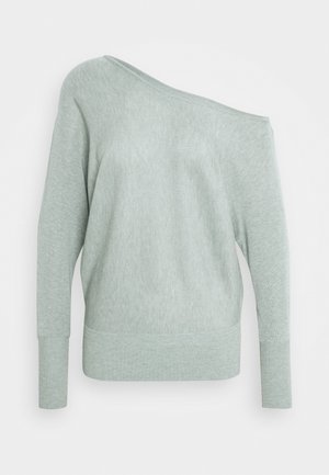 Sweater a coste verde chiaro, con scollatura asimmetrica, maniche lunghe e orlo aderente. Texture morbida, design casual.