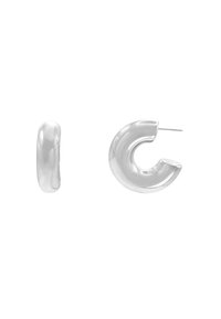 Orecchini a cerchio in argento con un design liscio e curvato. Un orecchino ha una forma circolare, mentre l'altro è un ovale solido. Finitura lucida.