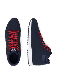 Tums zilas Reebok sporta apavus ar baltām zolitēm un sarkaniem šņorēm, parādot augšējo un sānu skatu uz baltā fona.