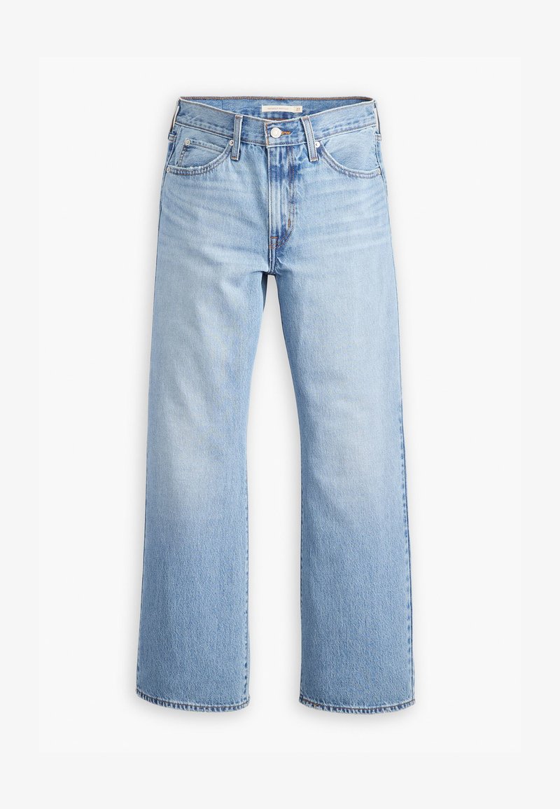 Jean en denim bleu clair avec une jambe large, deux poches avant et une fermeture à bouton à l'avant. Présente une texture délavée avec des coutures visibles.