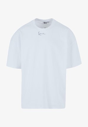 Baltas medvilnės marškinėliai su laisvu pritaikymu, trumpomis rankovėmis, apvaliu kaklu ir pilku atspaudu šalia kaklo. Lygi tekstūra, be raštų.