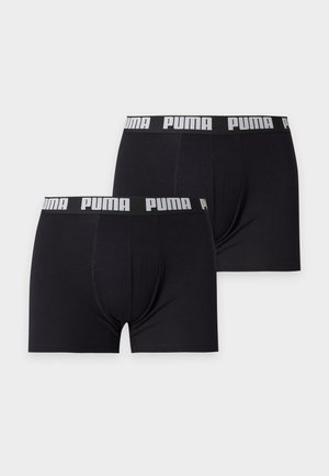 Twee zwarte Puma boxershorts met zwarte taillebanden met het witte Puma-logo, weergegeven op een effen lichte achtergrond.