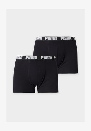 Dwie czarne bokserki Puma z czarnymi pasami w talii ozdobionymi białym logo Puma, przedstawione na jednolitym jasnym tle.