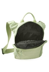 Bolsa de hombro de tela verde claro con un compartimento principal con cremallera, forro interior negro y un bolsillo frontal adicional con cremallera.