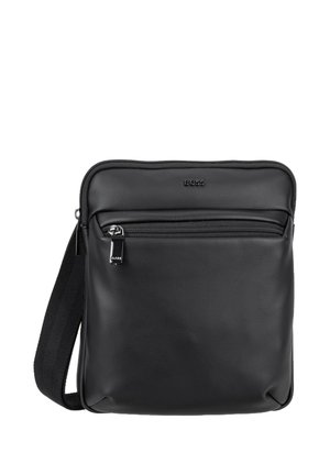 Schwarze Leder-Crossbodytasche mit vorderer Reißverschlusstasche, geprägt mit BOSS-Logo und verstellbarem Schulterriemen vor weißem Hintergrund.