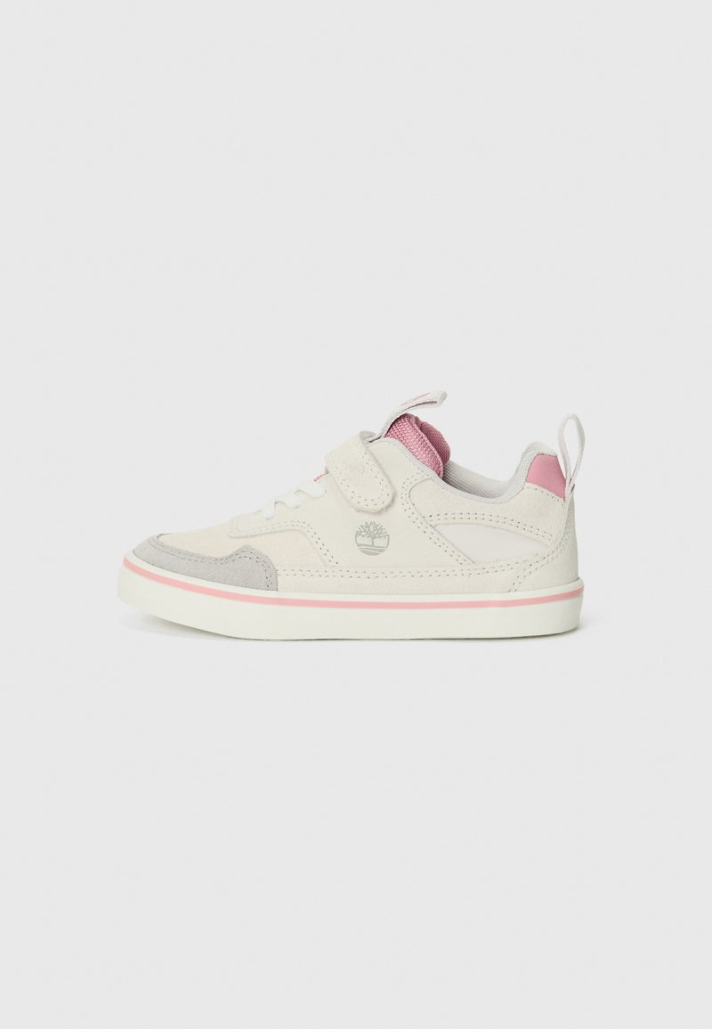Lys beige joggesko med grå detaljer og rosa elementer. Laget av semsket skinn og tekstil, med en borrelås for lukking.