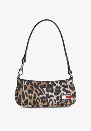 Petit sac à main avec motif léopard et sangle courte noire, avec un patch logo Tommy Jeans en bas à droite sur le devant.