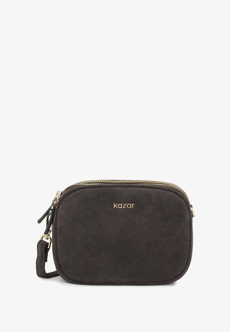 Tmavosivá semišová kabelka na crossbody s pozláteným zipsom a logom. Zaoblený obdĺžnikový tvar, s odnímateľným ramenným popruhom.