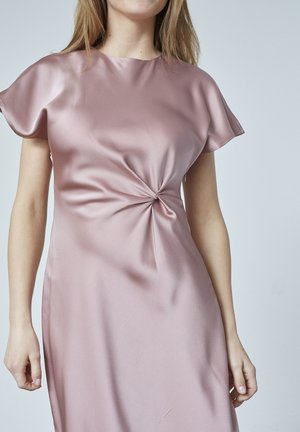 Satin rosa klänning med rund hals, korta fjäderlätta ärmar och en framåtvänd twistdetalj vid midjan. Slät textur och flödande design.