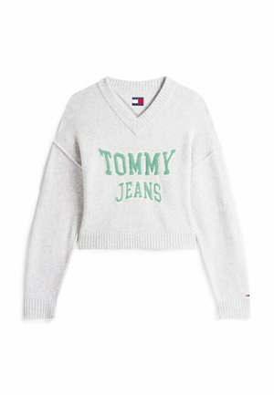 Grauer, gekürzter Pullover mit V-Ausschnitt, verziert mit grüster "TOMMY JEANS" Stickerei. Rippbündchen und Saum, aus weichem Material gefertigt.