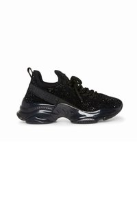 Las zapatillas deportivas negras cuentan con una parte superior de tela texturizada con acentos brillantes, una suela gruesa y brillante, y un dedo del pie redondeado.