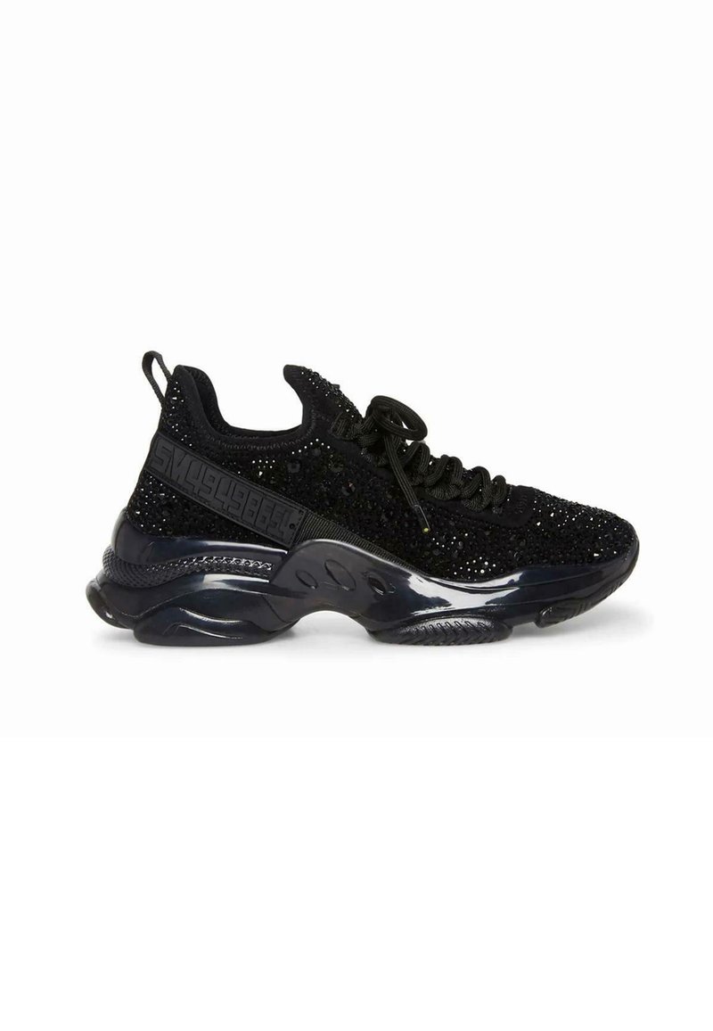 Las zapatillas deportivas negras cuentan con una parte superior de tela texturizada con acentos brillantes, una suela gruesa y brillante, y un dedo del pie redondeado.
