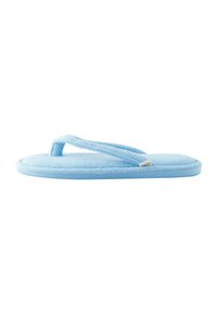 Tongs bleu clair avec une tige douce et texturée et une bride de séparation. Semelle rembourrée avec un bord légèrement relevé. Détails de marque minimalistes.