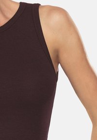 Żebrowany top na ramiączkach w ciemnym burgundzie z okrągłym dekoltem i bez rękawów, charakteryzujący się dopasowanym krojem i gładką fakturą.