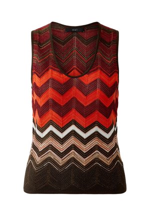 Mouwloos gebreid topje met zigzagpatroon in tinten bruin, oranje, rood, wit en beige, voorzien van een ronde halslijn.