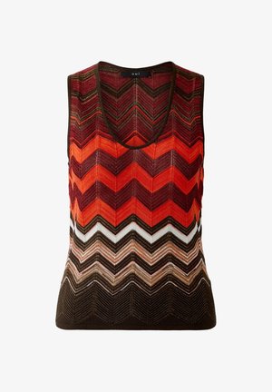Haut en tricot sans manches avec un motif en zigzag dans des tons de marron, orange, rouge, blanc et beige, avec un col rond plongeant.