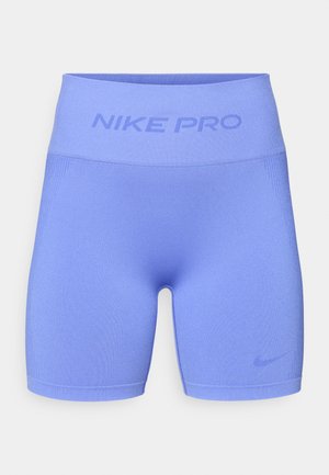 Šviesiai violetiniai Nike Pro šortai su plačiu elastingu juosmeniu, ant kurio išlietos raidės, ir maža logo apačioje kairėje pusėje.