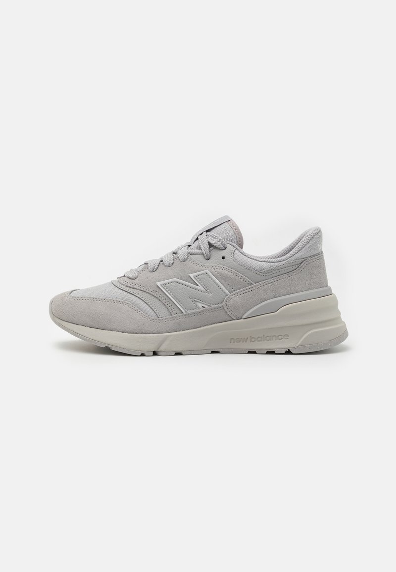 Svijetlosivi New Balance tenisice s gornjim dijelom od antilopa i mrežice,  amortizirajućom srednjom potplatom, vezanjem i logotipom brenda sa strane i na potplatu.