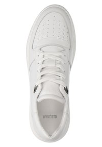 Weiße Sneaker mit einem glatten Leder-Obermaterial, perforierter Zehenpartie für Atmungsaktivität und flachen Schnürsenkeln. Mit einem dezenten Logo auf der Zunge.