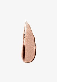 Rastro de maquillaje en tono rosa dorado brillante con bordes texturizados sobre un fondo blanco liso.