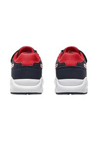 Scarpe da ginnastica navy e rosse con una superficie liscia, dotate di suole bianche, colletto imbottito e una fascetta a strappo per la chiusura.
