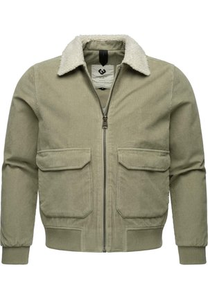 Chaqueta de pana verde con un cuello de pelo sintético crema, cierre delantero y dos grandes bolsillos frontales de parche. Puños y dobladillo acanalados.