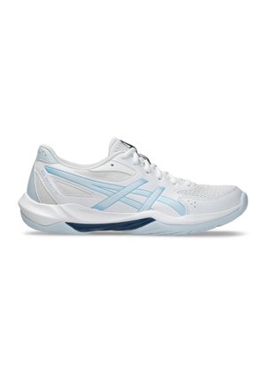 Zapatilla deportiva blanca y azul claro con parte superior de malla, franjas laterales y suela acolchada, vista desde el lateral exterior sobre un fondo blanco.