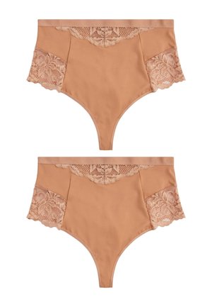 Két bézs magas derekú bugyi csipkedíszítéssel az oldalán és elöl, fehér háttéren laposan elhelyezve.