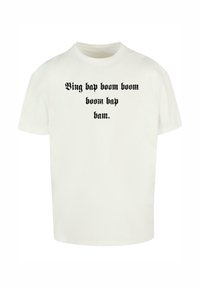 Hvid bomulds t-shirt med sort tekst, der står "Bing bap boom boom boom bap bam." Rund hals med korte ærmer, afslappet pasform.