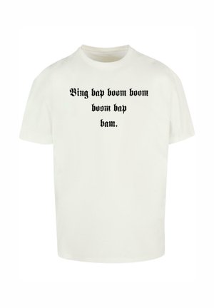 Weißes Baumwoll-T-Shirt mit schwarzem Text, auf dem steht: "Bing bap boom boom boom bap bam." Rundhalsausschnitt mit kurzen Ärmeln, locker geschnitten.