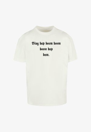 Valkoinen puuvillapaita, jossa on musta teksti "Bing bap boom boom boom bap bam." Pyöreä kaula-aukko, lyhyet hihat, rento istuvuus.