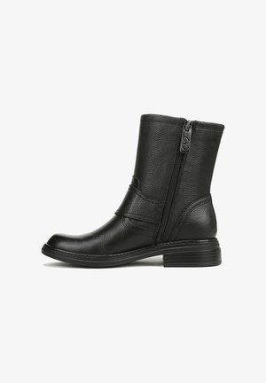 Zwarte leren enk laars met een gestructureerde afwerking, zijrits en een bandaccent. Bevat een stevige blokhak en een ronde neus.