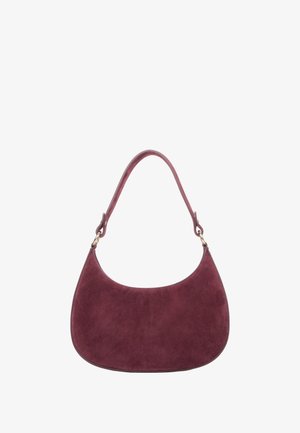 Zachte suede bordeauxrode schoudertas met een ronde halve maanvorm en een korte, gebogen schouderband die is bevestigd met gouden hardware.