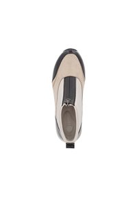 Chaussure en suède beige et noir avec une fermeture éclair sur le dessus, un bout arrondi et un accent en cuir noir texturé.