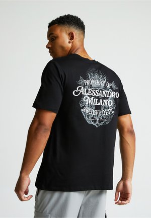 Schwarzes Baumwoll-T-Shirt mit kurzen Ärmeln, ausgestattet mit einem weißen grafischen Design auf der Rückseite, das Text und verzierte Elemente enthält.