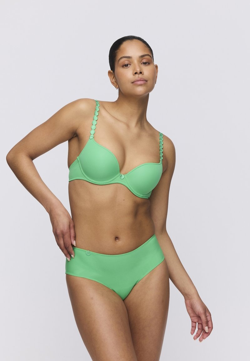 Groene bh met geschulpte bandjes en gladde cups, gecombineerd met bijpassende groene hoge taille slipjes, beide gemaakt van zacht, rekbaar materiaal.