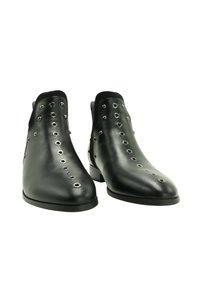 Par de botas negras de cuero hasta el tobillo con detalles de ojales de metal en la parte superior y los lados, presentadas sobre un fondo blanco.