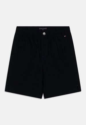 Shorts noirs avec ceinture élastique, fermeture à bouton sur le devant et poches latérales. Coutures contrastées et petit logo en accent sur le côté.
