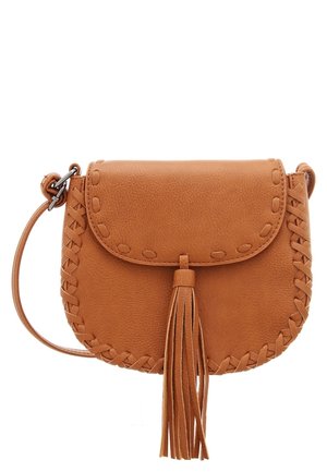 Braune Leder-Umhängetasche mit geflochtenen Kanten, vorderer Klappe und langem Quasten-Detail, das in der Mitte hängt.