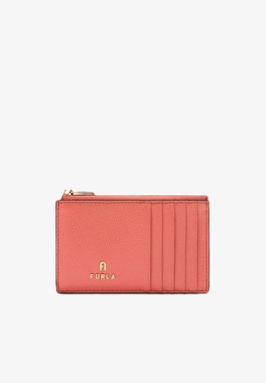 Portacarte in pelle rosa corallo con texture, cerniera dorata, sei scomparti per carte e logo Furla dorato sul davanti.